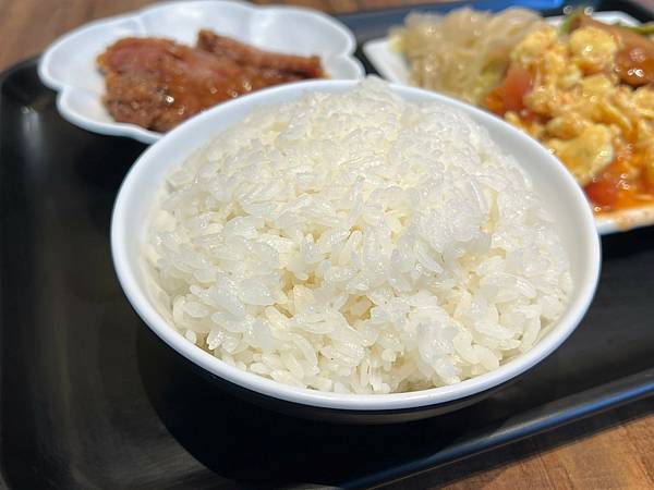 （台北車站美食）金窗.駅讚味飯～料好實在台式便當！自選４道配