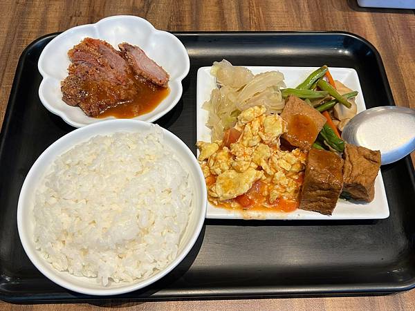 （台北車站美食）金窗.駅讚味飯～料好實在台式便當！自選４道配