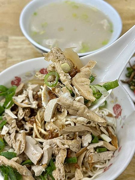 (小南門美食)樺林乾麵~獨創吃法乾麵+干絲!加入調味5寶更好 (小南門美食)樺林乾麵~獨創吃法乾麵+干絲!加入調味5寶更好