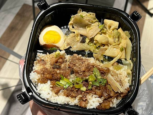 +（南京復興美食）帥哥滷肉飯～超入味滷肉飯便當！古早味白菜、