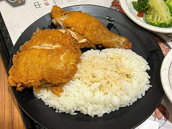 （華山美食）中一排骨三創店～三創便當專賣店！酥脆雞腿、人氣排