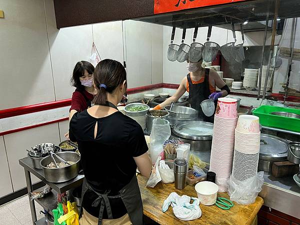 （台北牛肉麵）順口牛肉麵～排骨麵、牛肉飯便宜又大碗～免費牛肉