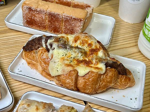 （台北早午餐）迪諾早午餐～芋泥控必吃早午餐！新品蔥鹽松阪豬蛋