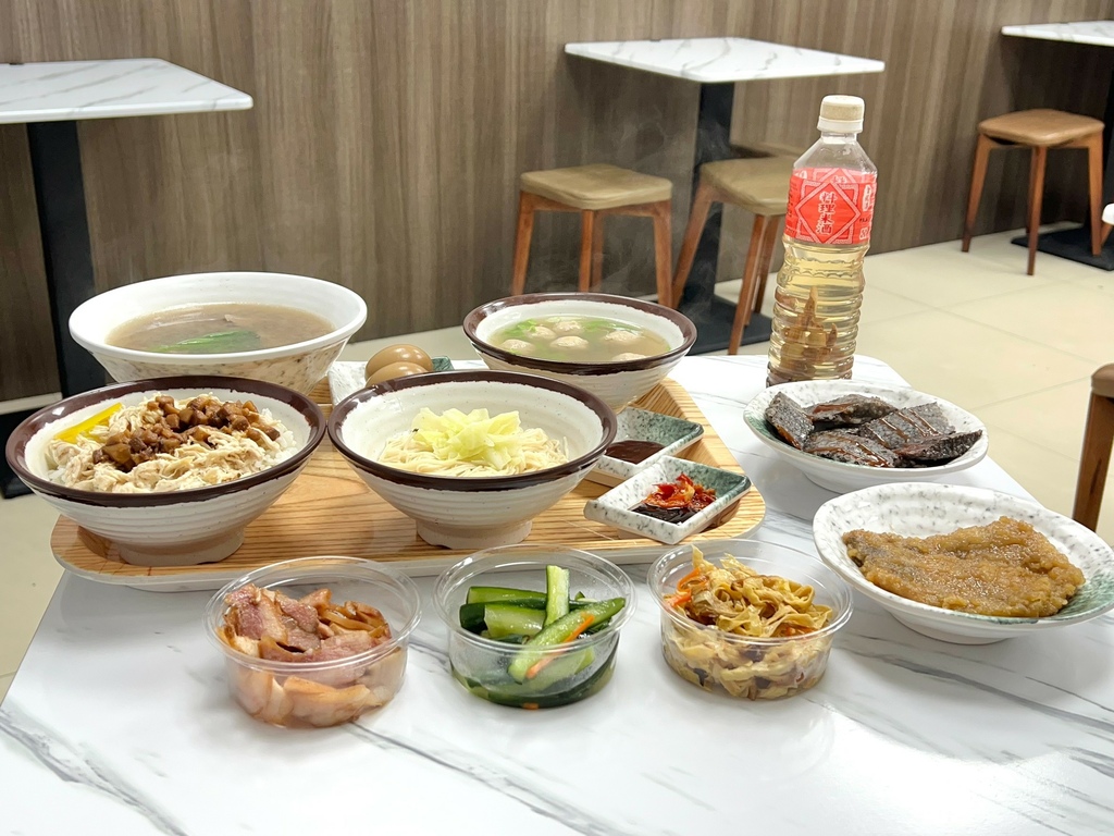 ＊（板橋美食）村村食堂～台北就能喝現沖牛肉湯！乾拌金門麵線、