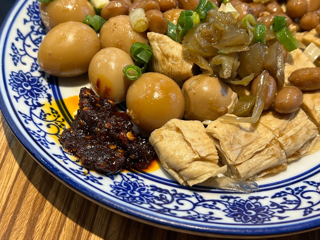 ＊（三重便當）豐郁餐盒～軟嫩入味滷牛肉、古早味厚實炸里肌、滑