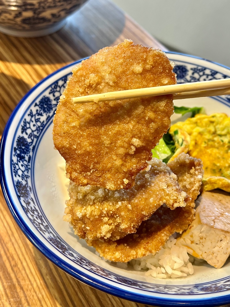 ＊（三重便當）豐郁餐盒～軟嫩入味滷牛肉、古早味厚實炸里肌、滑