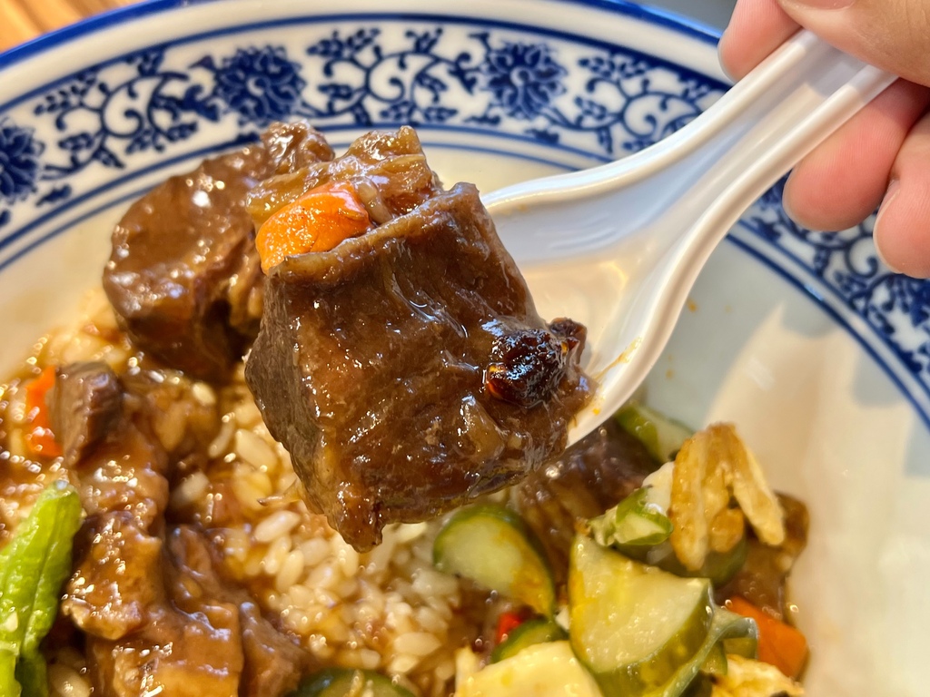 ＊（三重便當）豐郁餐盒～軟嫩入味滷牛肉、古早味厚實炸里肌、滑