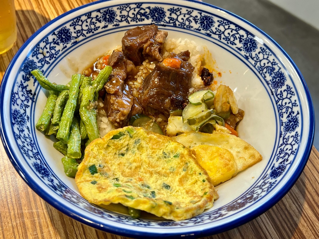 ＊（三重便當）豐郁餐盒～軟嫩入味滷牛肉、古早味厚實炸里肌、滑