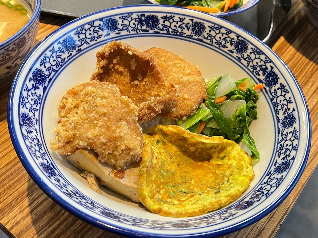 ＊（三重便當）豐郁餐盒～軟嫩入味滷牛肉、古早味厚實炸里肌、滑