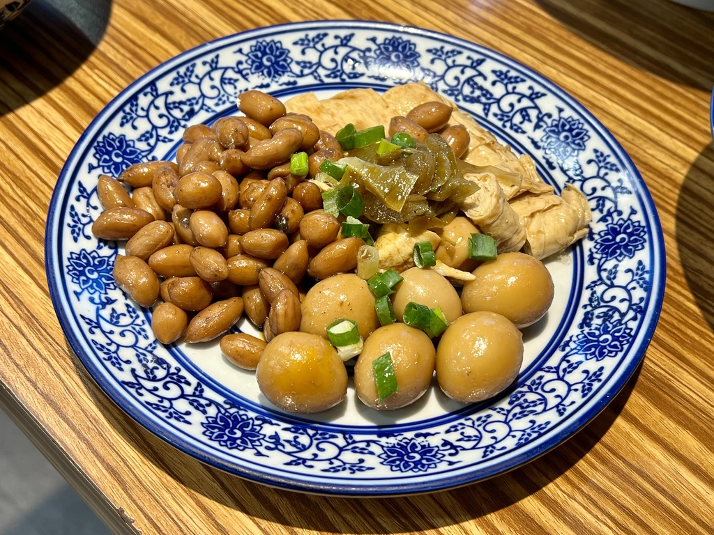 ＊（三重便當）豐郁餐盒～軟嫩入味滷牛肉、古早味厚實炸里肌、滑