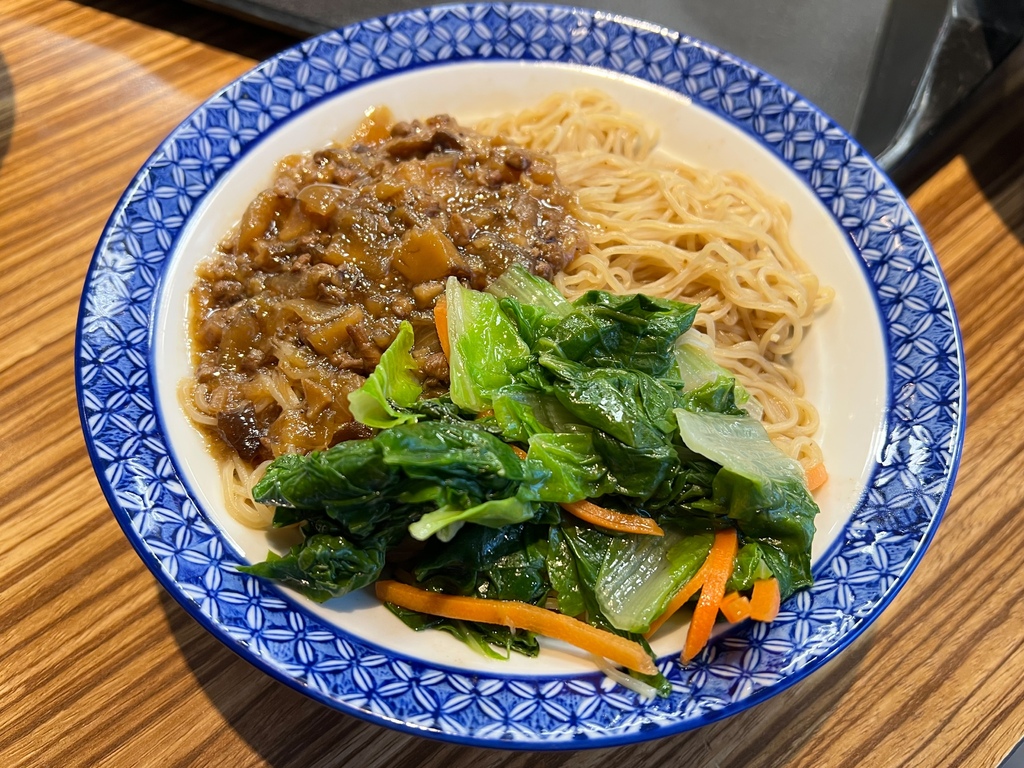 ＊（三重便當）豐郁餐盒～軟嫩入味滷牛肉、古早味厚實炸里肌、滑