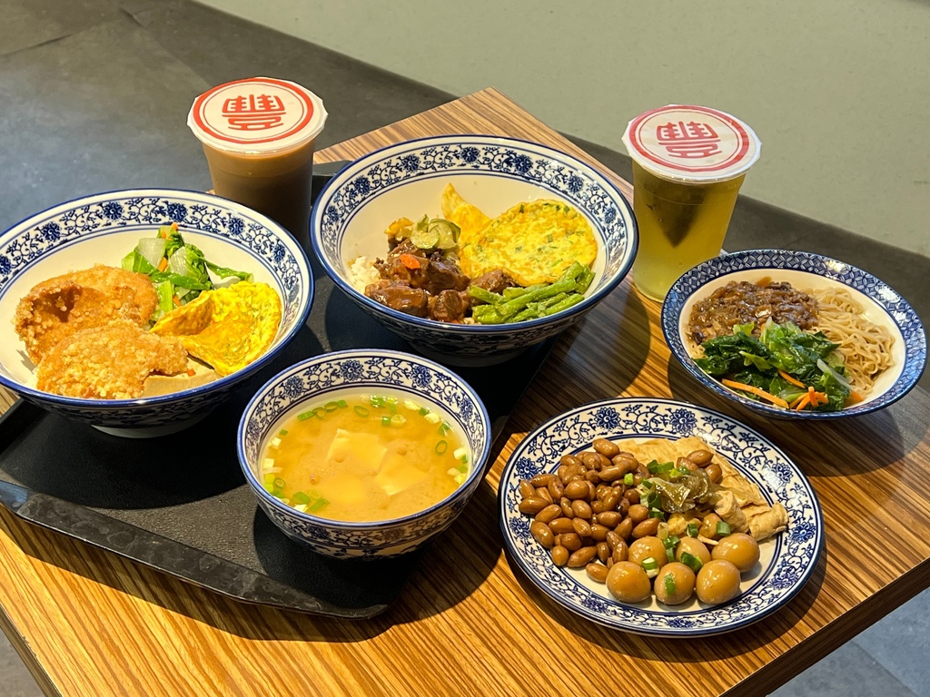 ＊（三重便當）豐郁餐盒～軟嫩入味滷牛肉、古早味厚實炸里肌、滑