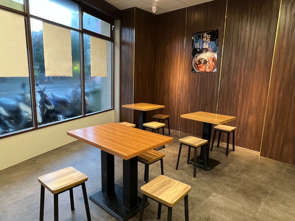 ＊（三重便當）豐郁餐盒～軟嫩入味滷牛肉、古早味厚實炸里肌、滑
