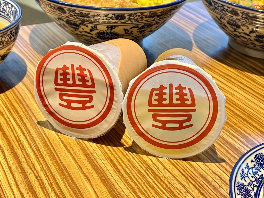 ＊（三重便當）豐郁餐盒～軟嫩入味滷牛肉、古早味厚實炸里肌、滑