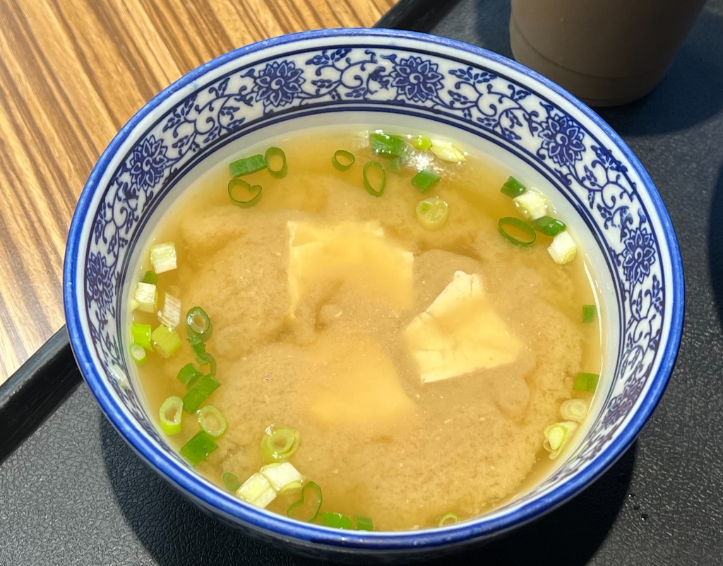 ＊（三重便當）豐郁餐盒～軟嫩入味滷牛肉、古早味厚實炸里肌、滑