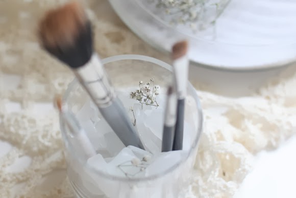 Fun-Ideas-For-Storing-Makeup-Brushes-5
