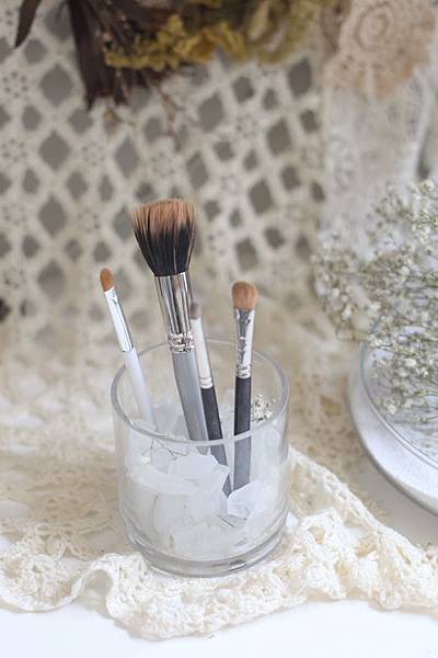 Fun-Ideas-For-Storing-Makeup-Brushes-6