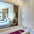 Deluxe-Bathroom (Bathtub).jpg