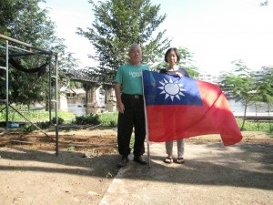 梁山橋先生與馬來西亞華橋拿中華民國國旗守護泰國國軍紀念碑