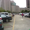 每天都會經過的亞東醫院停車場