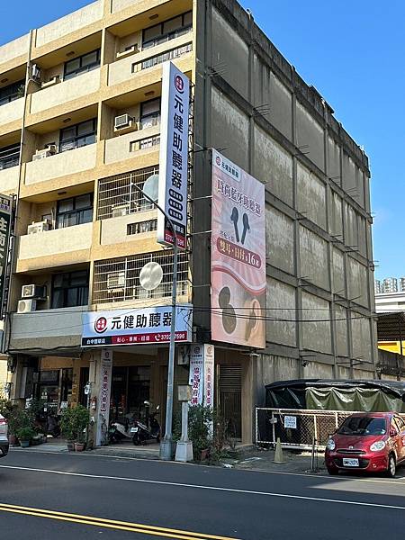 元健台中豐原店門口照.jpg