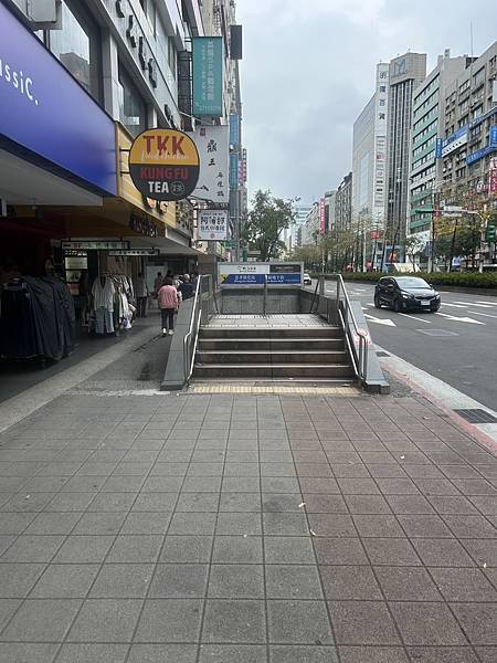MTSK台北信義敦化店捷運一號出口.jpg