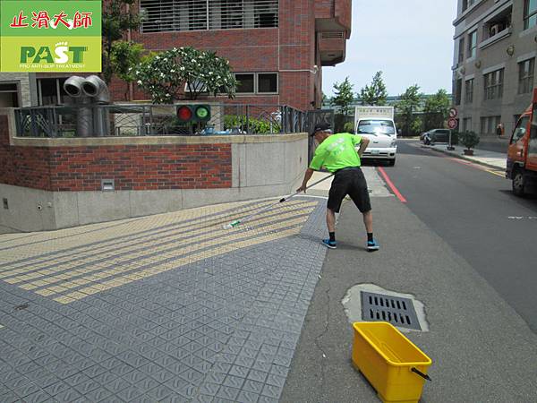 大樓社區地下室凹凸面小磁磚高斜坡車道走道地面止滑防滑施工工程 (26)-塗抹sp2止滑劑後塗抹水磨石止滑劑.JPG