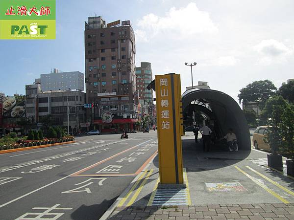 車站前彩色馬賽克裝飾走道步道地面止滑防滑施工工程 (8).JPG