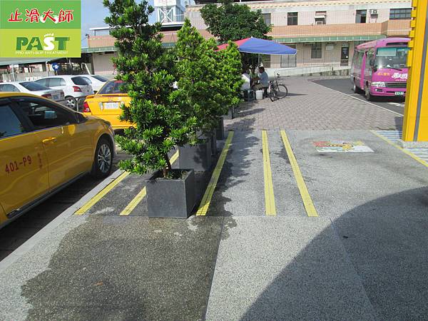 車站前彩色馬賽克裝飾走道步道地面止滑防滑施工工程 (18).JPG