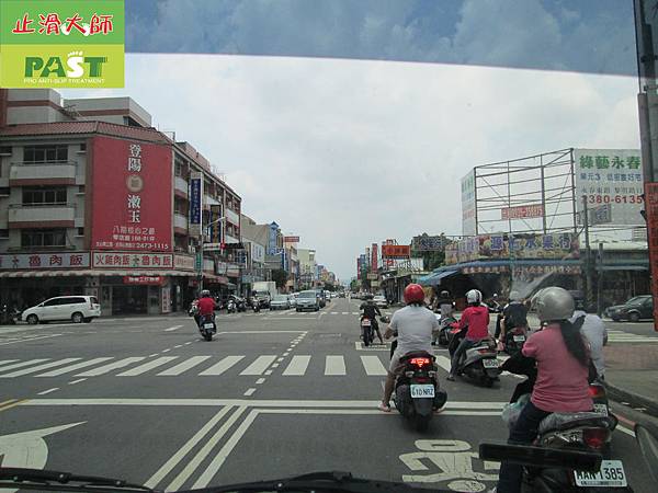 社區大廈水泥-抿石-天然小石頭-高硬度磁磚斜坡地面止滑防滑工程施工-相片 (1).JPG