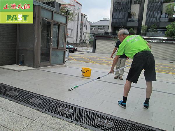 社區大廈水泥-抿石-天然小石頭-高硬度磁磚斜坡地面止滑防滑工程施工-相片 (12).JPG