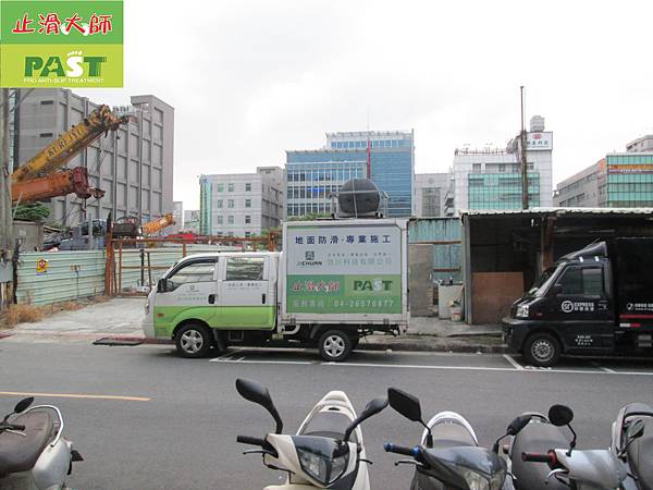 社區大樓地下室陶磚車道、小石英磚地面止滑防滑施工前確認場地-相片 (4).JPG