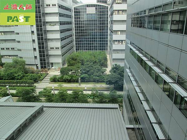 辦公大樓粗糙面花崗岩花崗石污垢清除工程-亮面花崗岩防滑止滑施工3個月後地面光亮不卡汙垢-黑色花岡石研磨拋光工程-相片 (9).JPG