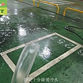 14 靜置十分鐘後沖水-醫院地下室停車場水泥漆水泥地面止滑防滑施工工程.jpg