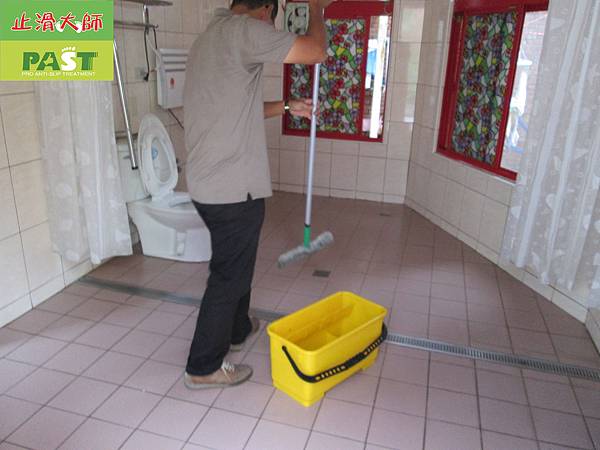 17.To wiping anti-slip liquid - Day care nursing home (2).JPG