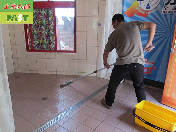 21.To wiping anti-slip liquid - Day care nursing home (6).JPG