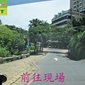 溫泉社區游泳池拋光砂岩走道&廁所低硬度磁磚地面防滑施工前確認場地 (2).JPG