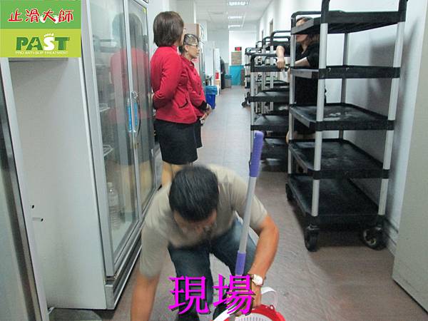 餐廳廚房外面步道走道高硬度磁磚止滑防滑施工前場地確認 (9).JPG