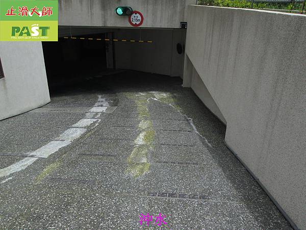 479-社區公寓住宅正門步道走道-車庫高斜坡車道抿石天然小石頭地面止滑防滑施工工程-相片