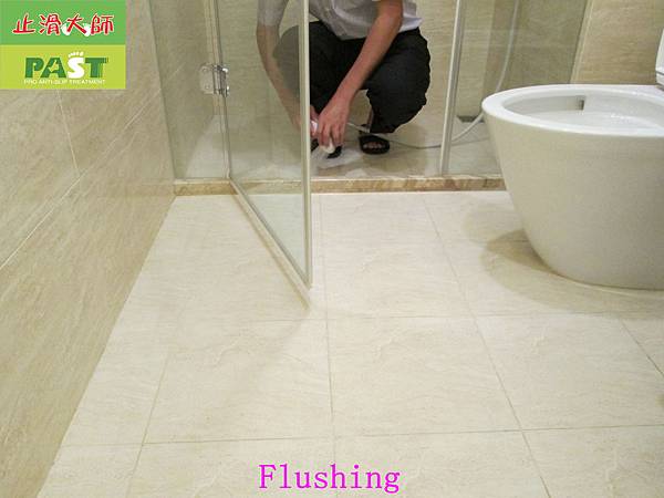295-bathroom  -  low hardness tile floor - anti slip construction - photo