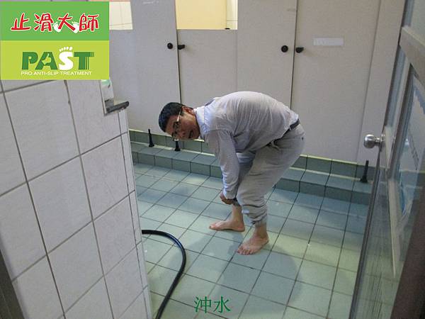 516-國民小學洗手間廁所磁磚地面止滑防滑施工工程-相片