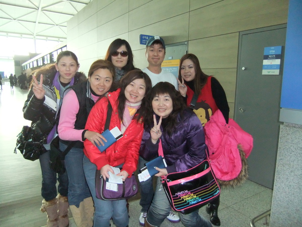 首爾機場和韓國導遊小韓合照.JPG