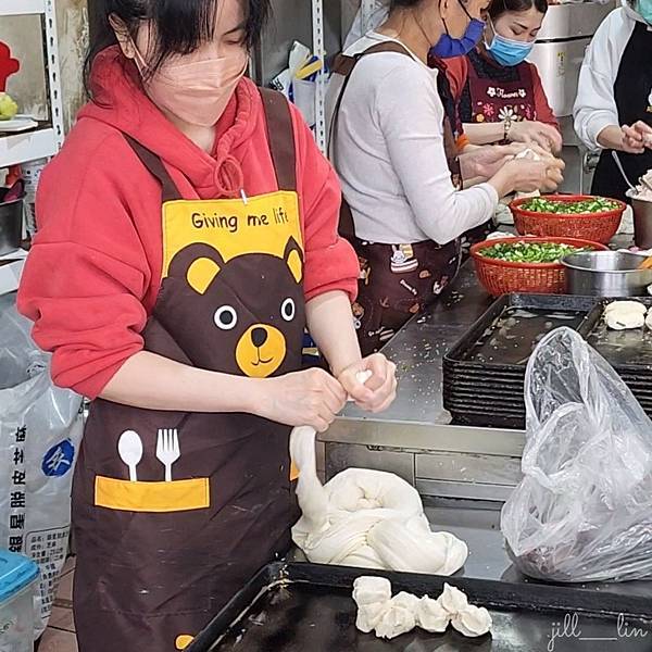 【台北 龍山寺站】萬大蟹殼黃碳烤燒餅店 萬華人氣排隊美食萬大