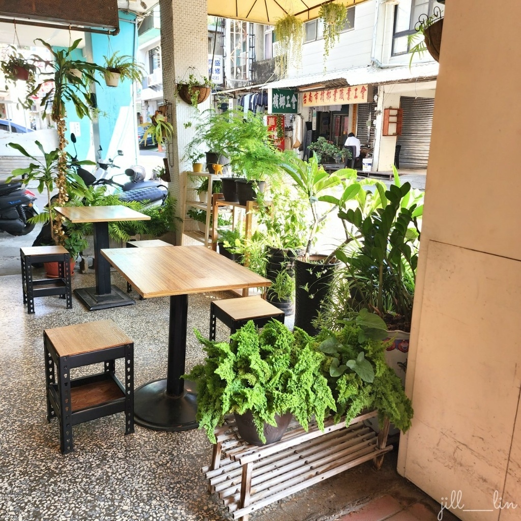 【台南 東區】羽立X翌毛 店外充滿植栽，一人作業的早午餐 台