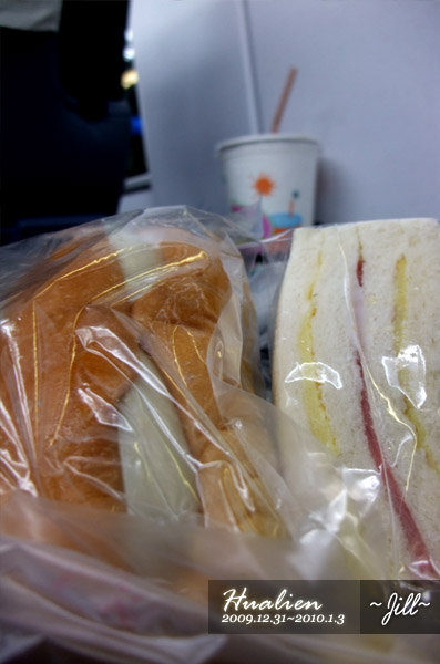搭太魯閣號回家了~在火車上嗑掉廟口紅茶的麵包和三明治(又是廟口紅茶XD)