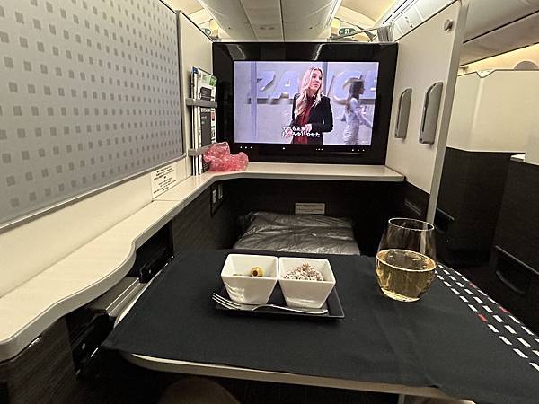 商務艙飛行體驗- 日本航空 JL8 成田-波士頓