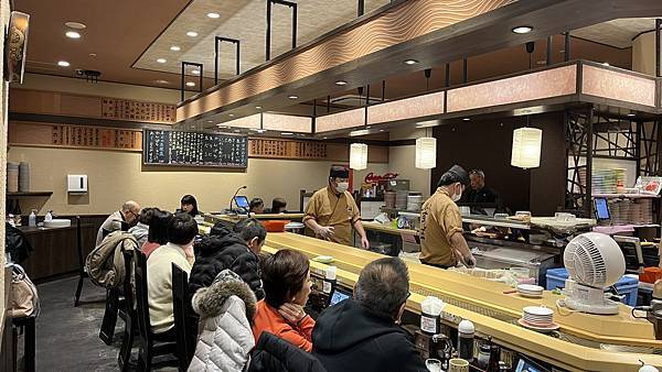 來富山必吃超新鮮迴轉壽司「すし玉 」!海膽、烏賊都是招牌,中 來富山必吃超新鮮迴轉壽司「すし玉 」!海膽、烏賊都是招牌,中