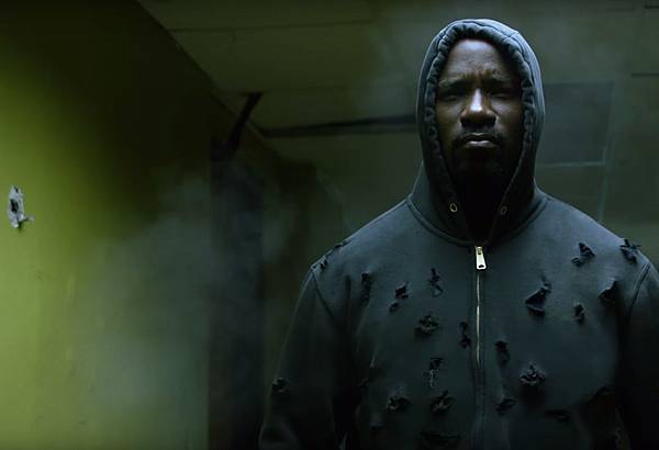 hero-for-hire-luke-cage-smashes-all-in-netflix-s-first-trailer-unveiled-at-comic-con-lu-1068165.jpg