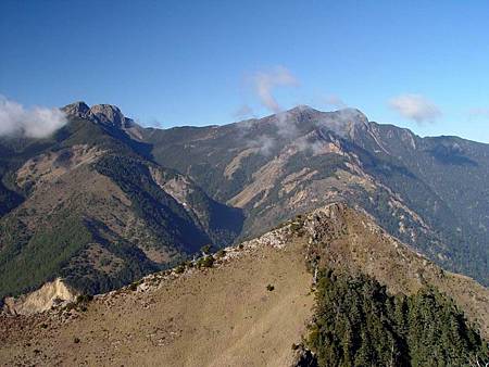 08-八通關山-遠眺玉山主北鋒.JPG