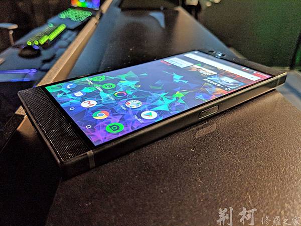 Razer-phone2-側邊觀看2.jpg